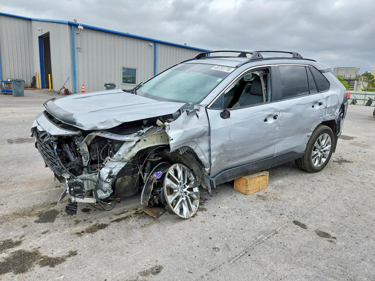 Salvage Toyota RAV4 Image
