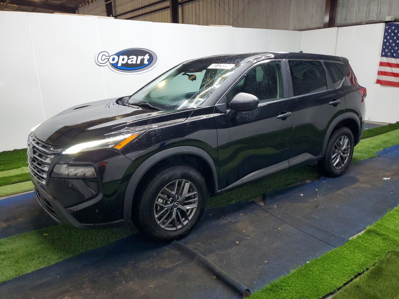 Salvage Nissan Rogue Image
