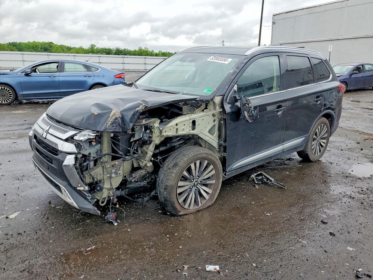 Salvage Mitsubishi Outlander Image