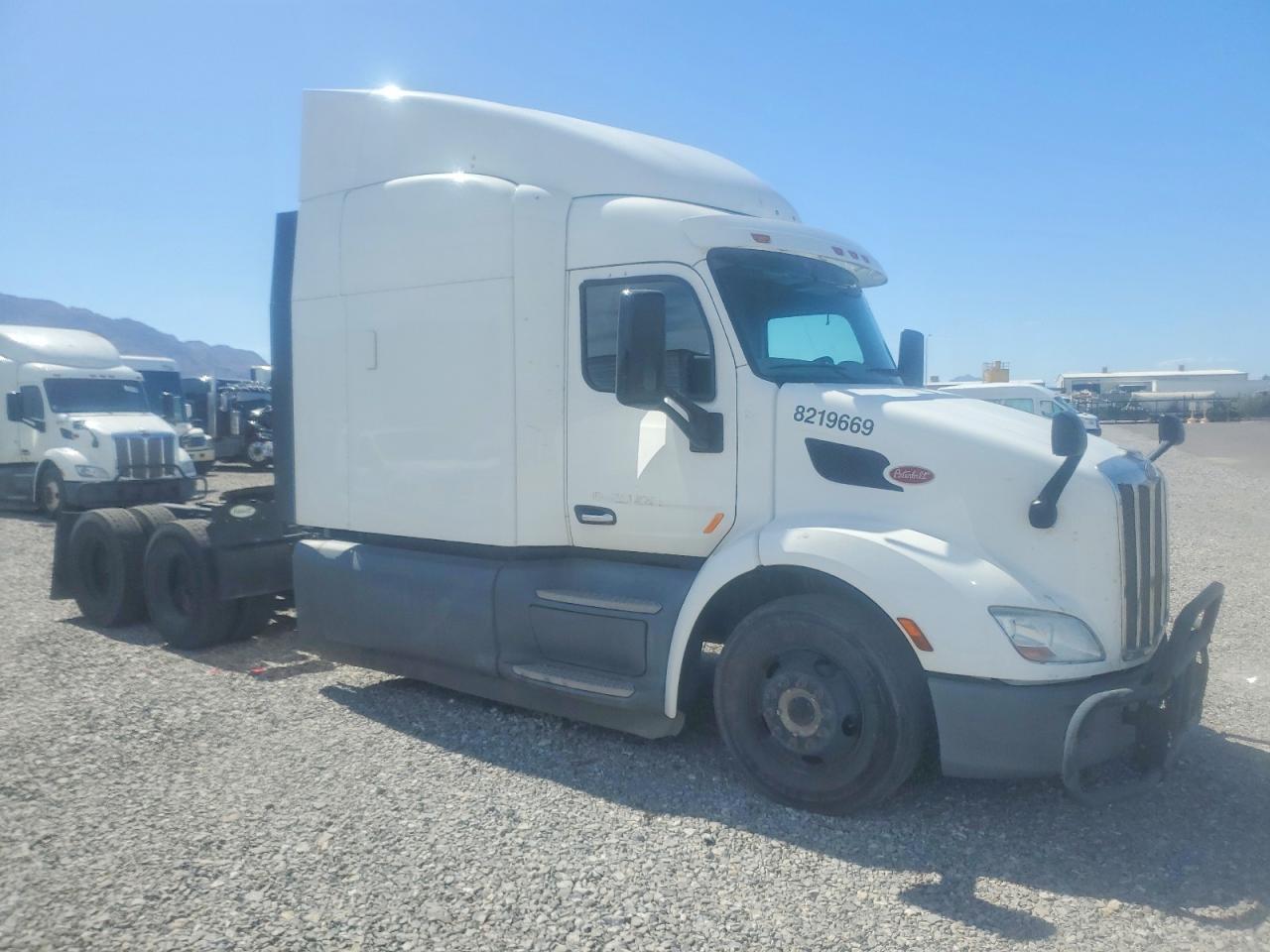 Salvage Peterbilt 579 Image