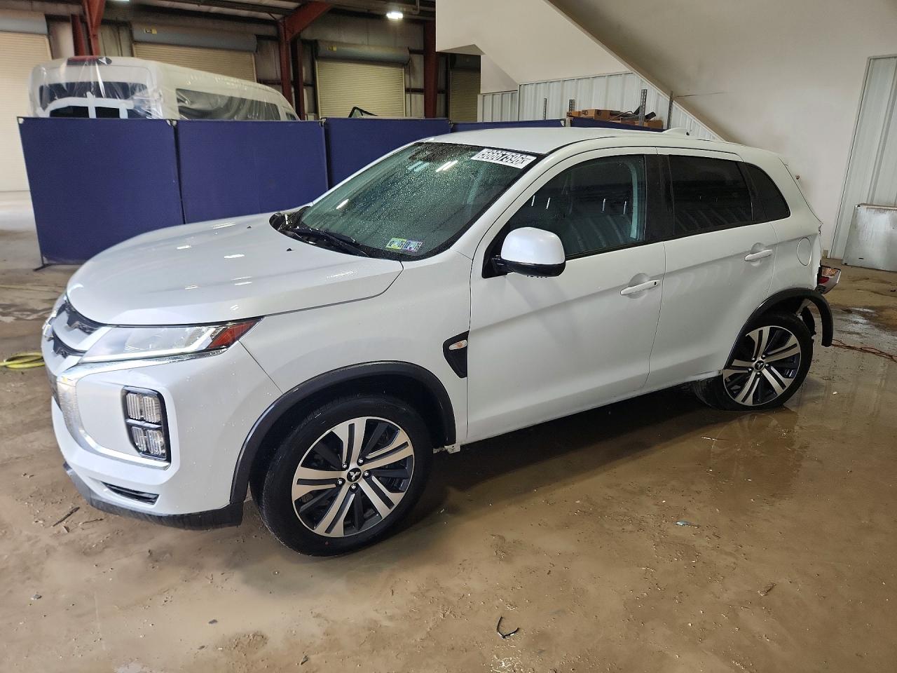 Salvage Mitsubishi Outlander Image