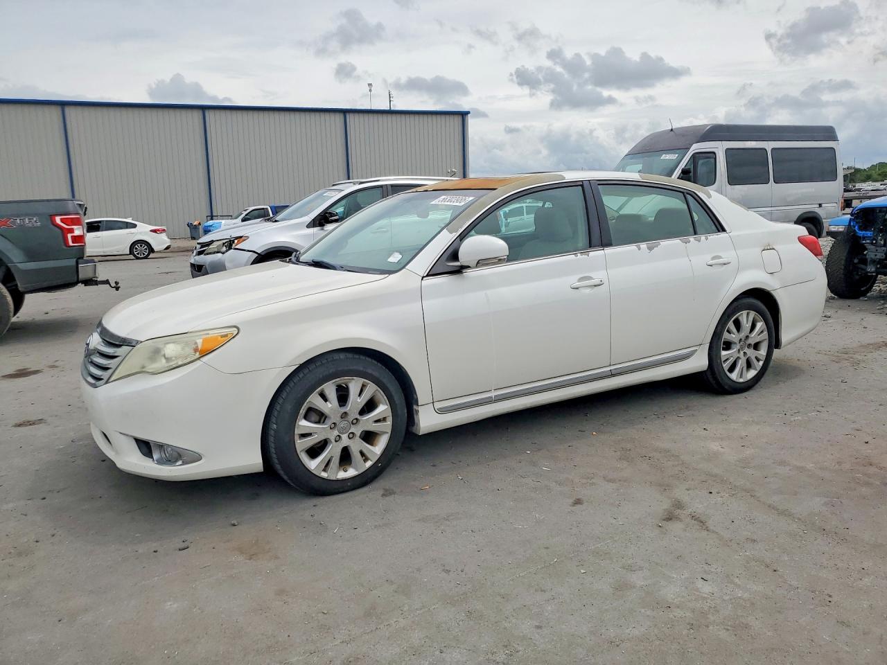 Salvage Toyota Avalon Image