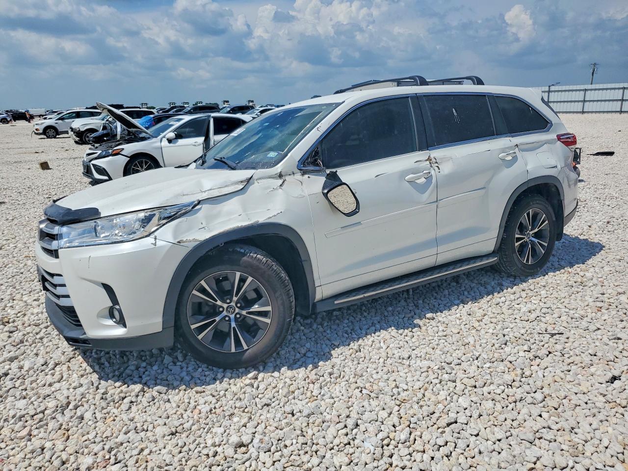 Salvage Toyota Highlander Image