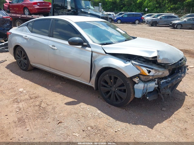 Salvage Nissan Altima Image