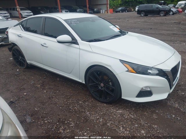 Salvage Nissan Altima Image