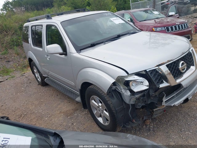Salvage Nissan Pathfinder Image
