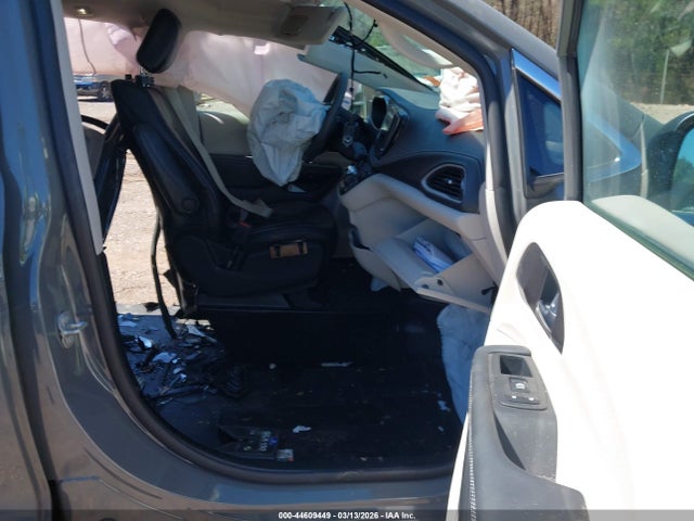 Chrysler Pacifica Touring L