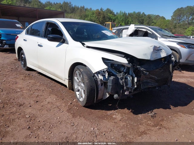 Salvage Nissan Altima Image