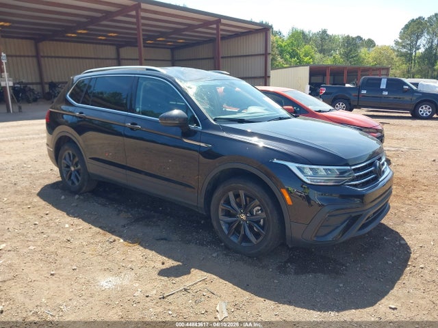 Salvage Volkswagen Tiguan Image