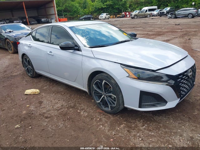 Salvage Nissan Altima Image