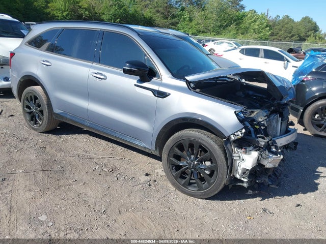 Salvage Kia Sorento Image