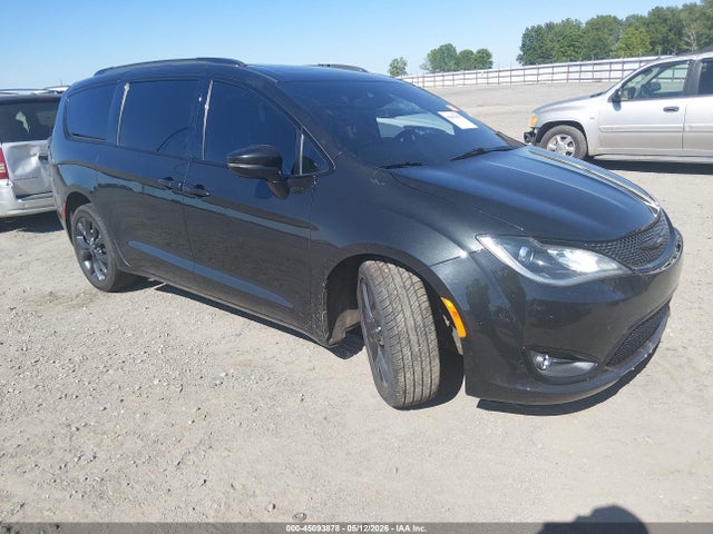 Salvage Chrysler Pacifica Image