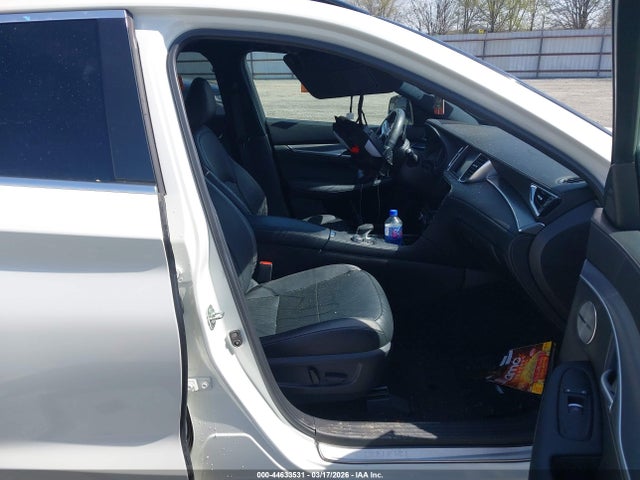 INFINITI Qx Essential Awd