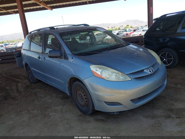 Salvage Toyota Sienna Image