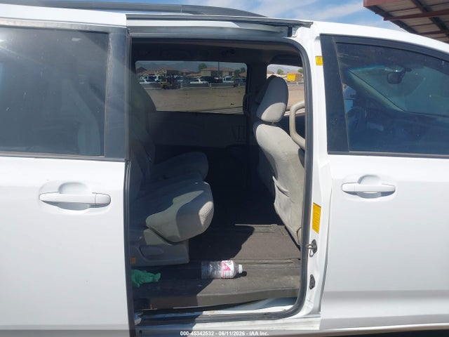 Toyota Sienna Le V6