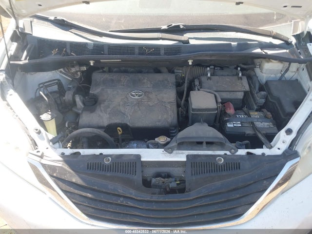 Toyota Sienna Le V6