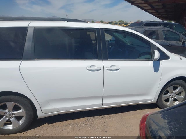 Toyota Sienna Le V6