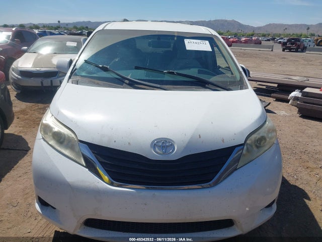 Toyota Sienna Le V6