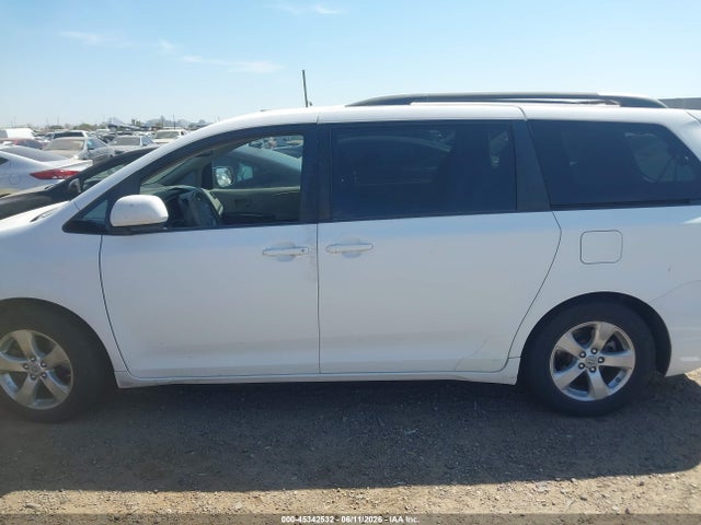 Toyota Sienna Le V6
