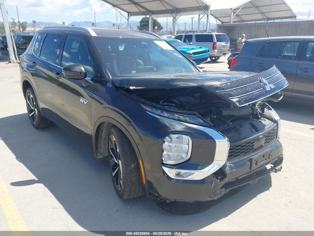 Salvage Mitsubishi Outlander Image