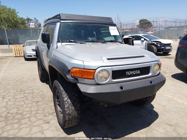 Salvage Toyota FJ Cruiser Image