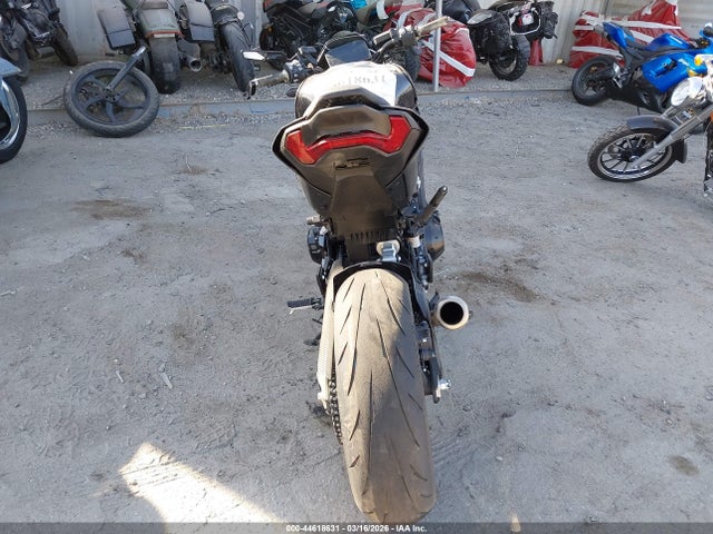 Kawasaki Zr900 S