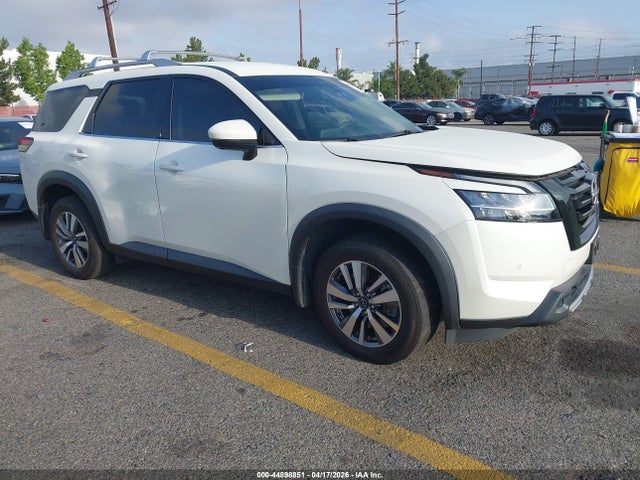 Salvage Nissan Pathfinder Image