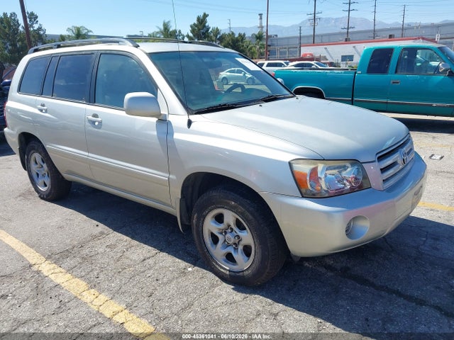 Salvage Toyota Highlander Image