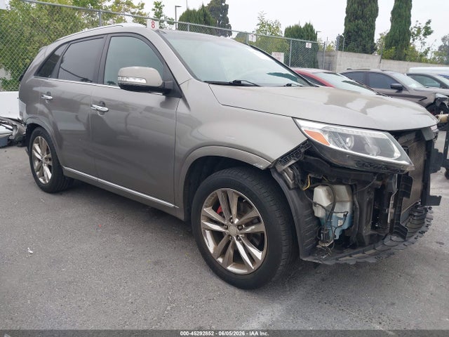 Salvage Kia Sorento Image