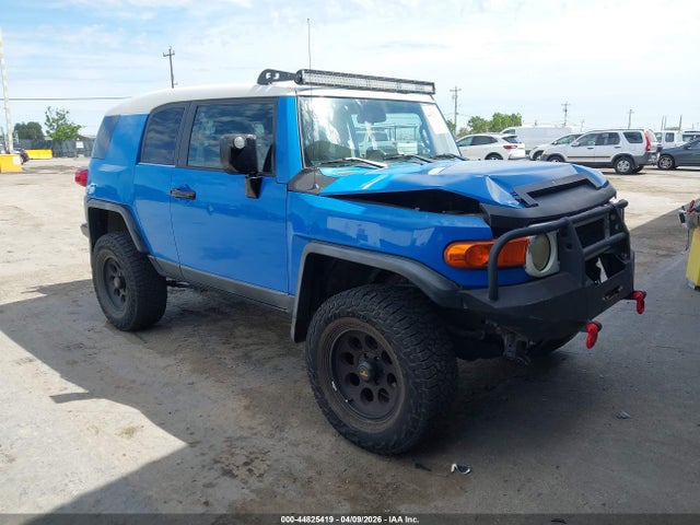 Salvage Toyota FJ Cruiser Image