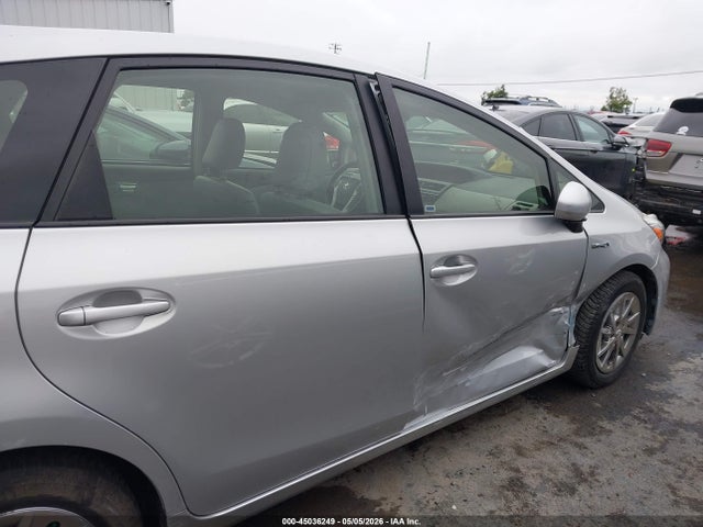 Toyota Prius v Four
