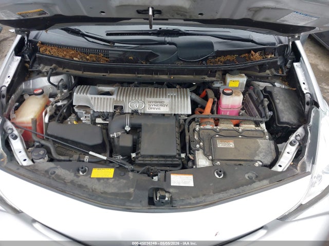 Toyota Prius v Four