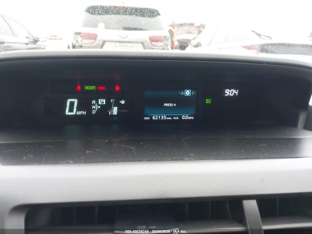 Toyota Prius v Four