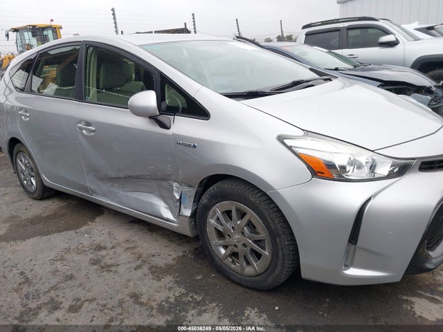 Toyota Prius v Four