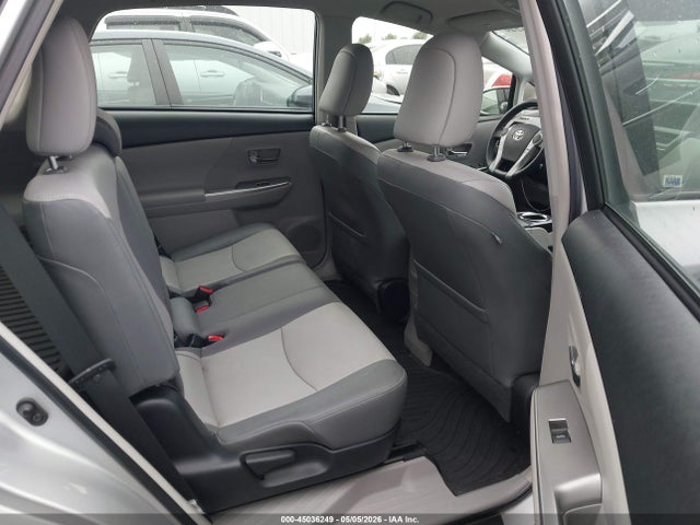 Toyota Prius v Four