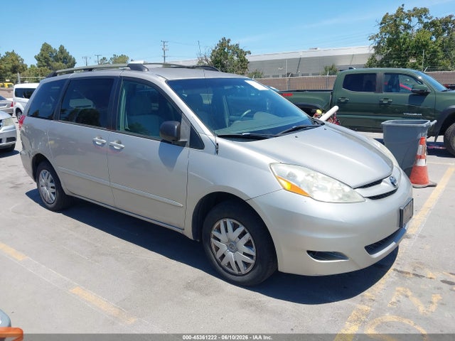 Salvage Toyota Sienna Image