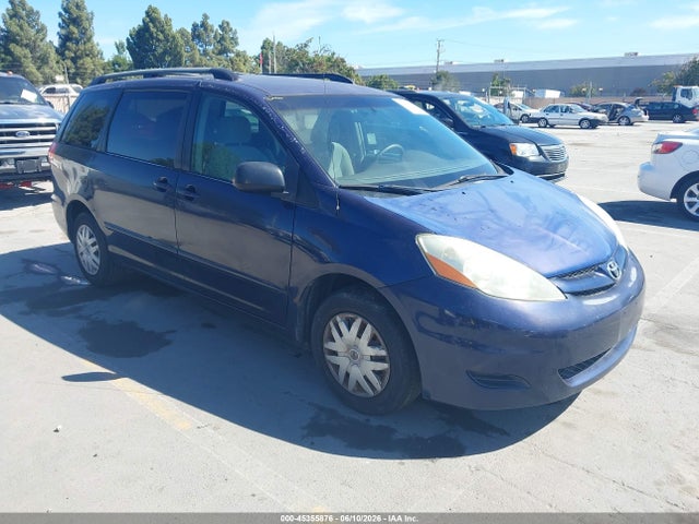 Salvage Toyota Sienna Image