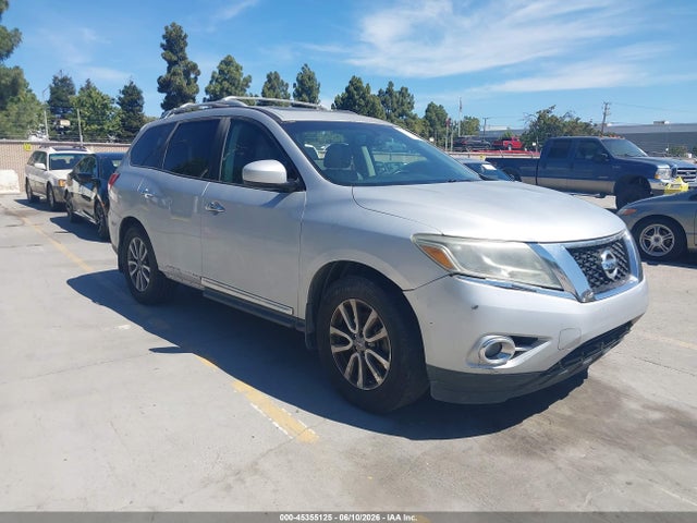 Salvage Nissan Pathfinder Image