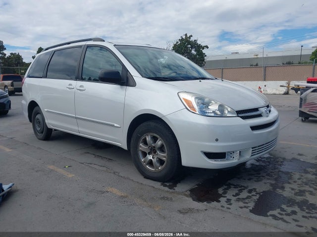 Salvage Toyota Sienna Image