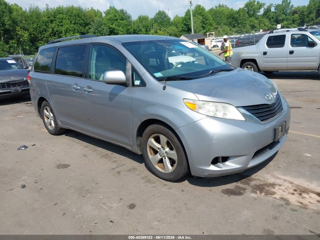 Salvage Toyota Sienna Image