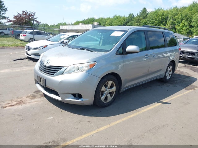 Toyota Sienna Le V6 8 Passenger