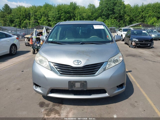 Toyota Sienna Le V6 8 Passenger