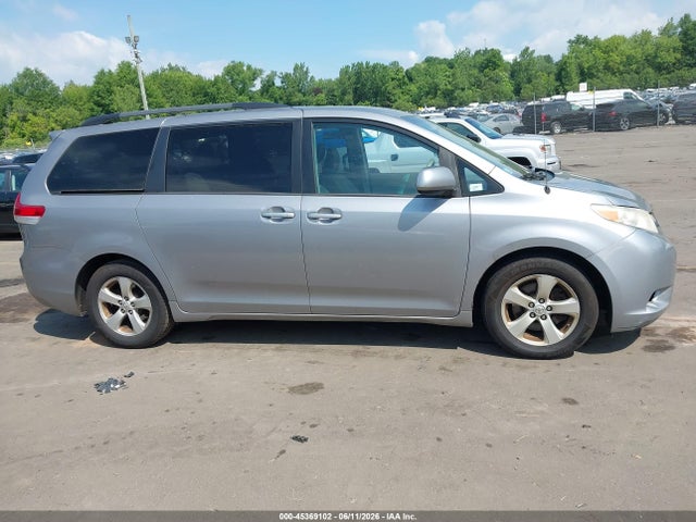 Toyota Sienna Le V6 8 Passenger