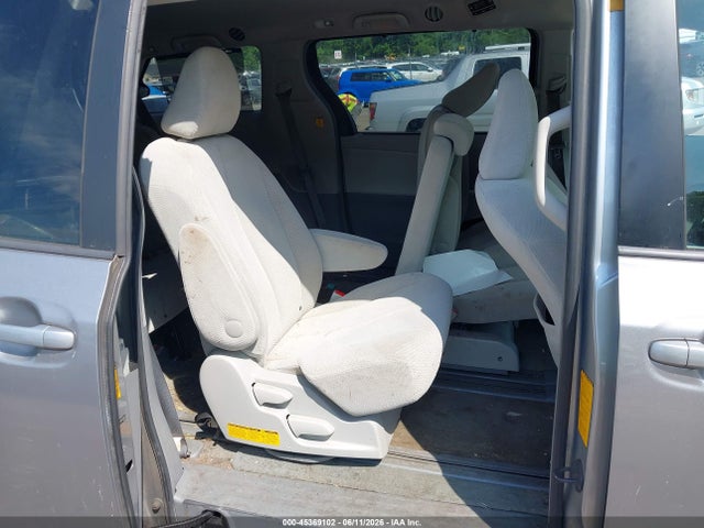 Toyota Sienna Le V6 8 Passenger