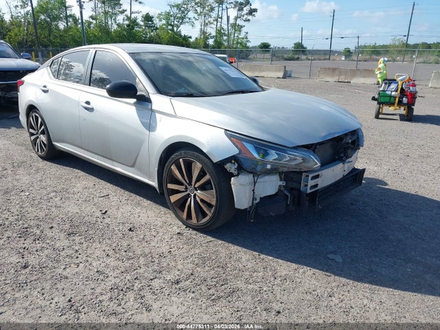 Salvage Nissan Altima Image