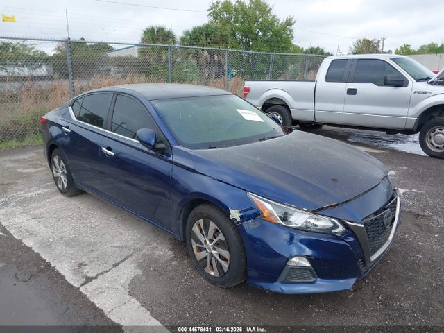 Salvage Nissan Altima Image