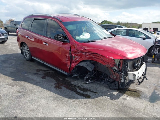 Salvage Nissan Pathfinder Image