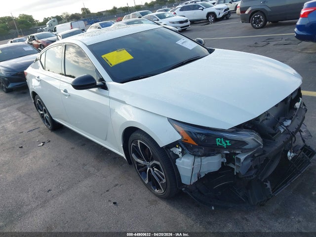 Salvage Nissan Altima Image