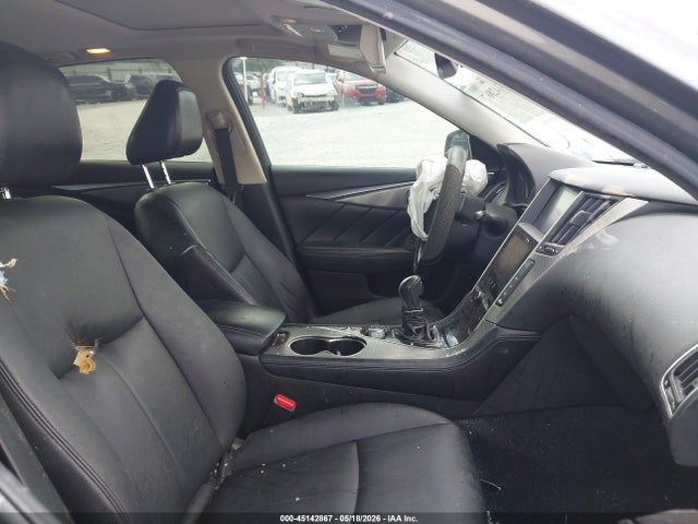 INFINITI Q50 Premium
