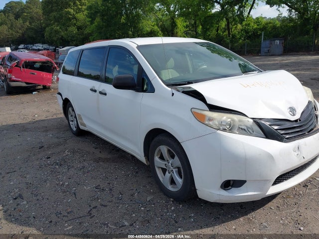 Toyota Sienna Base V6